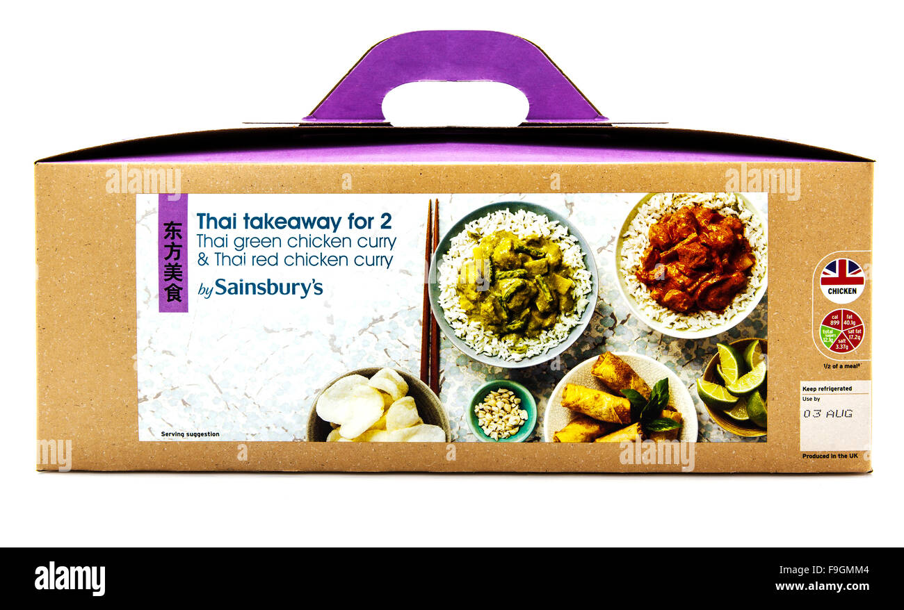 Sainsbury à emporter avec du riz au curry vert thaïlandais sur un fond blanc Banque D'Images