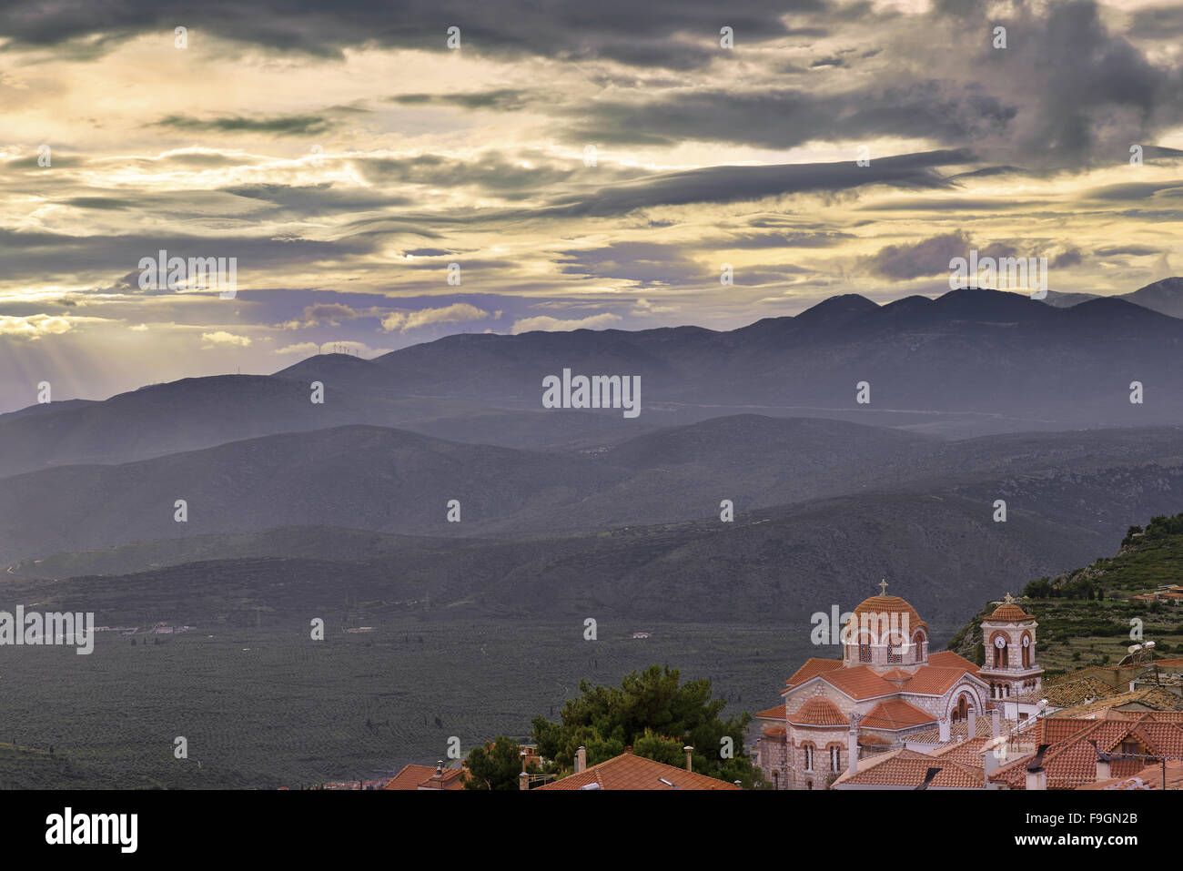 Vue panoramique au coucher du soleil à partir de la ville de Delphes à la soi-disant "Krisaio Pedio (champ) ' Fokida, région du centre de la Grèce Banque D'Images