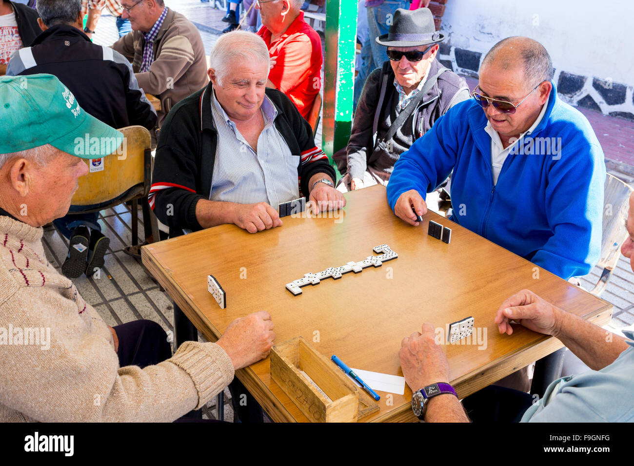 Les hommes jouant aux dominos, Arrecife, Lanzarote, îles Canaries, Espagne Banque D'Images