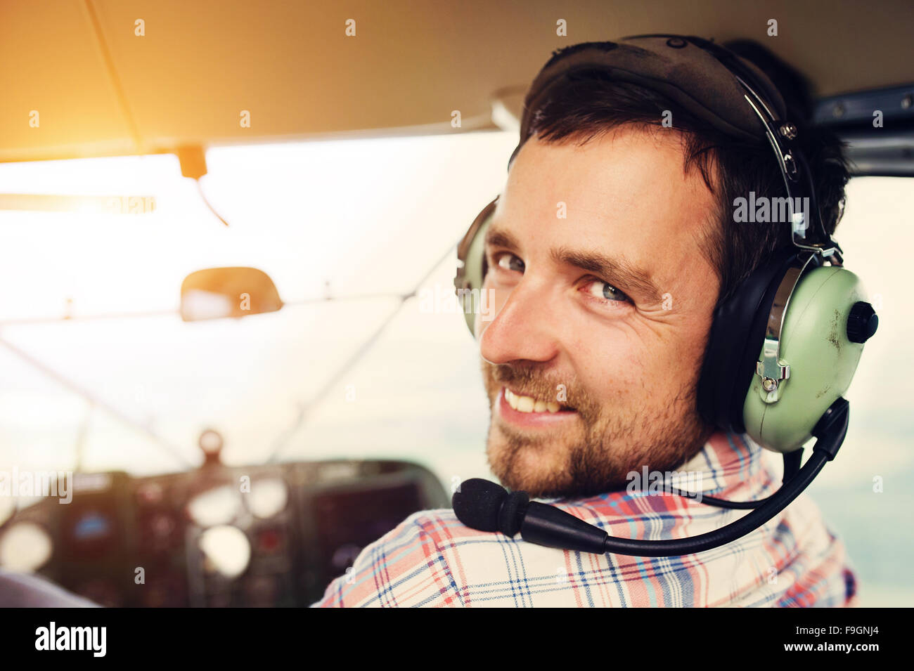 Homme à l'intérieur du cockpit d'un petit aéronef d'époque. Banque D'Images