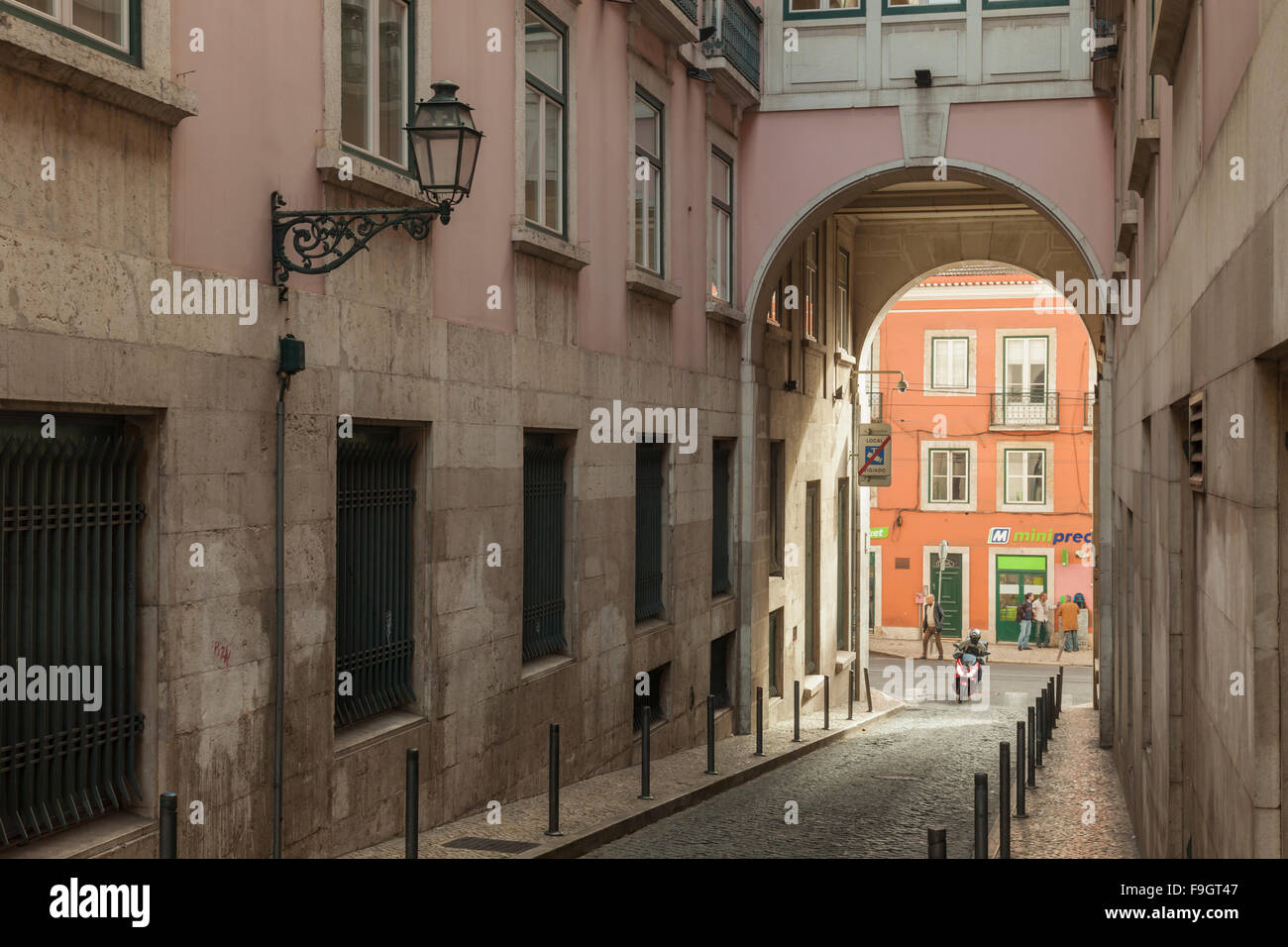 Une rue dans le quartier de Bairro Alto, Lisbonne, Portugal. Banque D'Images