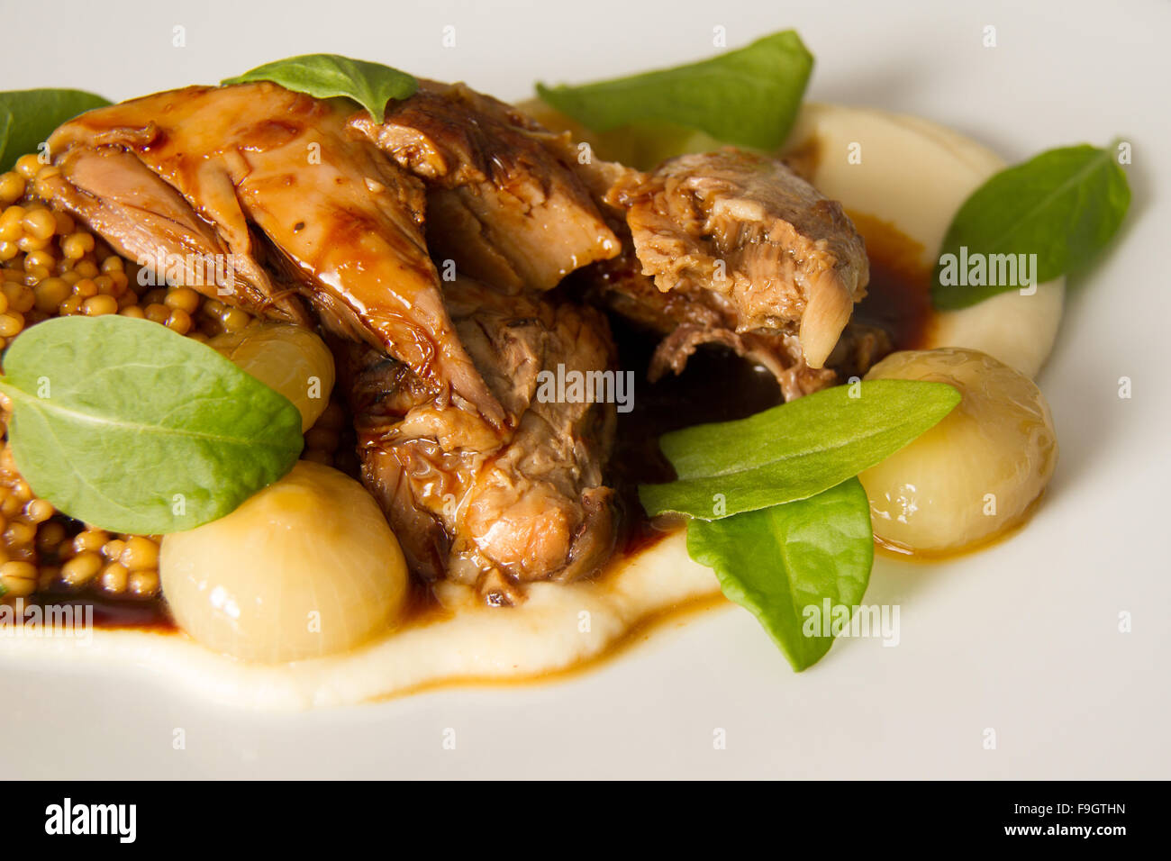 La Queue De Sanglier Avec De L Orge Perle Puree De Celeri Rave Oignons Cipollini Mijotes Oseille Bebe Et Barley Wine Braisage Photo Stock Alamy La Queue De Sanglier Avec De L Orge Perle Puree De Celeri Rave Oignons Cipollini Mijotes Oseille Bebe Et Barley Wine Braisage Photo Stock Alamy