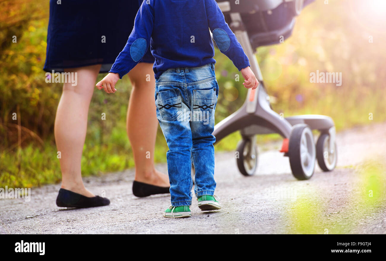 Mère et fils sur une promenade dans la nature à profiter de la vie ensemble. Banque D'Images