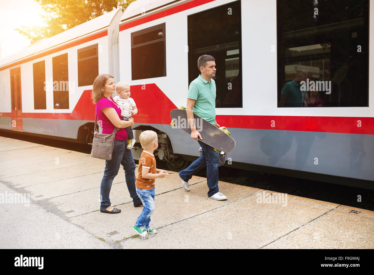 Famille avec deux fils voyage en train. Banque D'Images