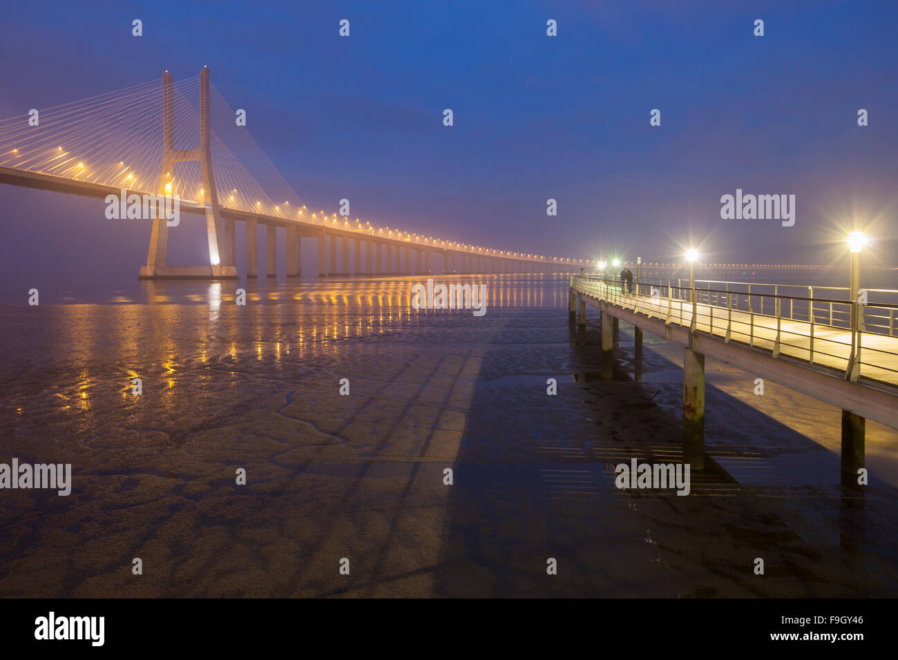 Soir brumeux au pont Vasco de Gama à Lisbonne, Portugal. Banque D'Images