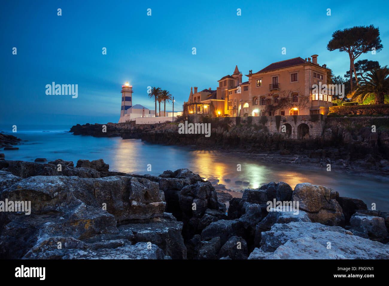 Soirée au phare de Santa Marta à Cascais près de Lisbonne, Portugal. Banque D'Images