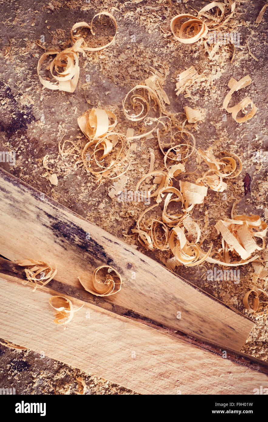 Planches en bois et copeaux à carpenters workshop Banque D'Images