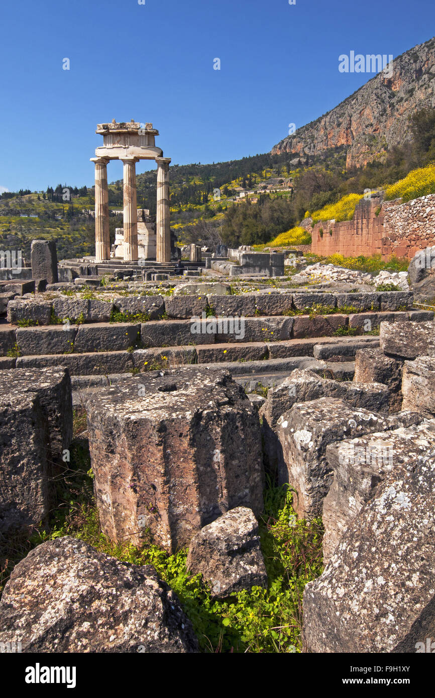 Le Tholos du sanctuaire d'Athena Pronaia dans l'oracle de Delphes site archéologique, dans la région, Fokida Grèce centrale Banque D'Images