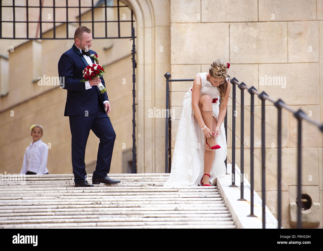 Beau couple de mariés à l'extérieur du château sur les escaliers Banque D'Images