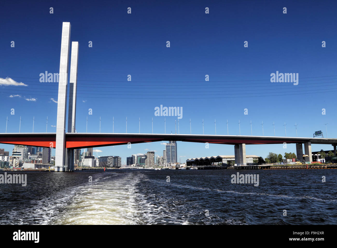 Bolte pont traversant la rivière Yarra de Melbourne, Victoria, Australie, sur une journée ensoleillée. Banque D'Images