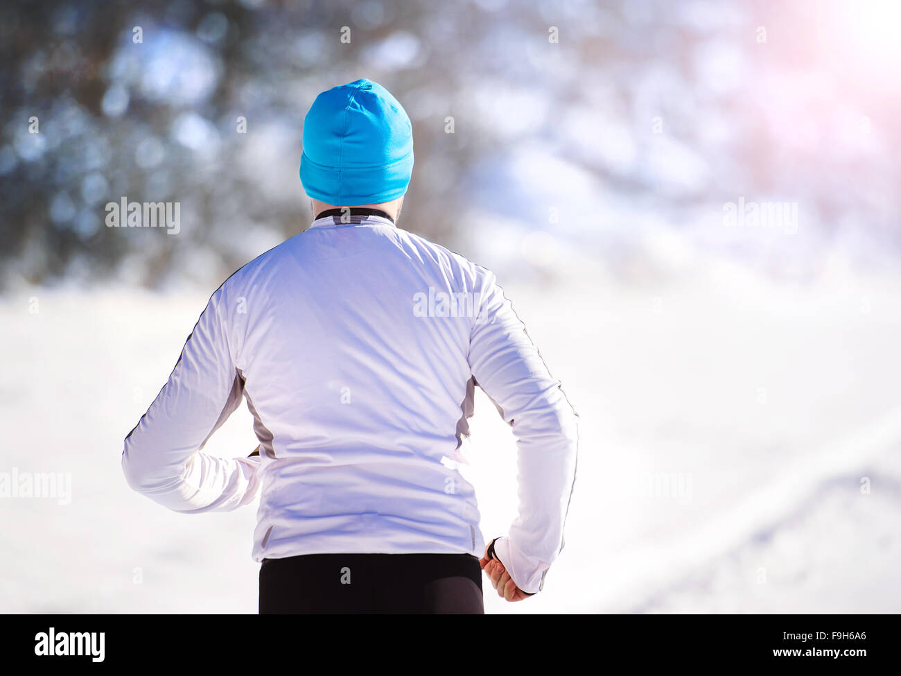 Les jeunes sportifs à l'extérieur en jogging Sunny Winter Park Banque D'Images