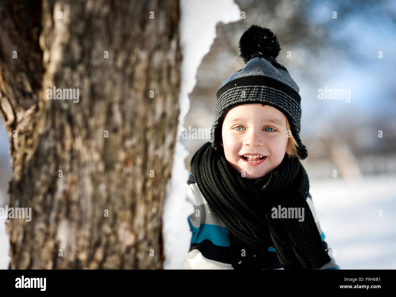 Cute little boy jouer dehors dans la neige en hiver. Banque D'Images