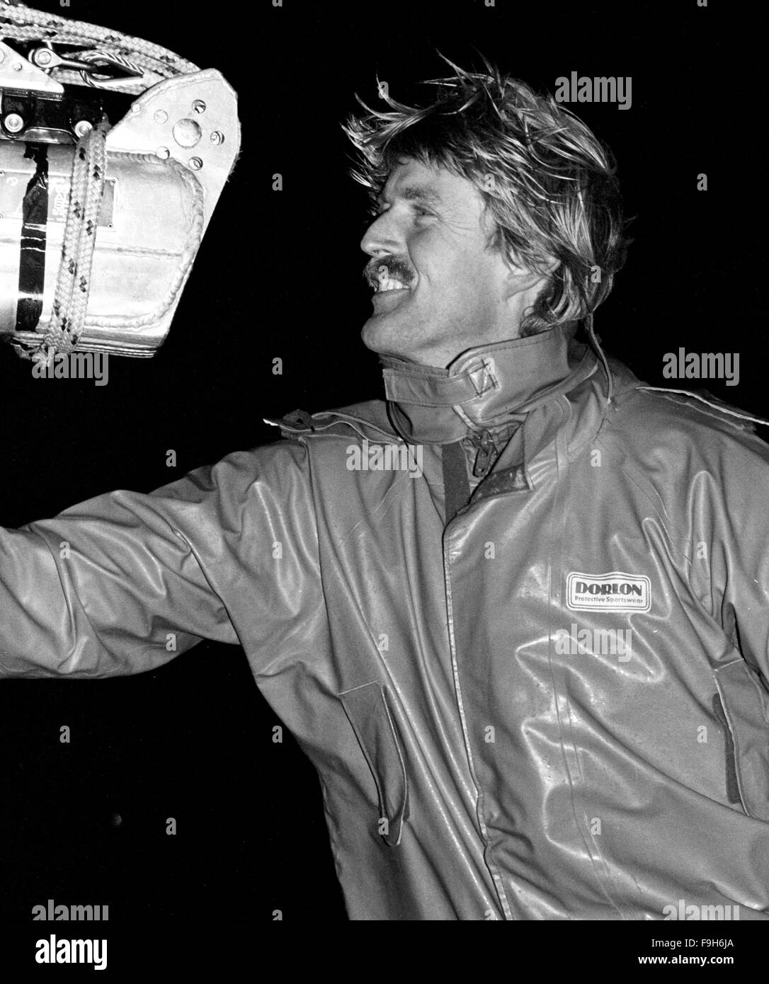 AJAXNETPHOTO. Le 30 mars 1982. GOSPORT, England - KIWI LOCATION ARRIVE - SKIPPER PETER BLAKE SUR CERAMCO Nouvelle-zélande COMME LE YACHT ARRIVE À LA FIN DE LA QUATRIÈME ÉTAPE DE LA WHITBREAD COURSE. PHOTO:JONATHAN EASTLAND/AJAX REF;8230031 1A Banque D'Images