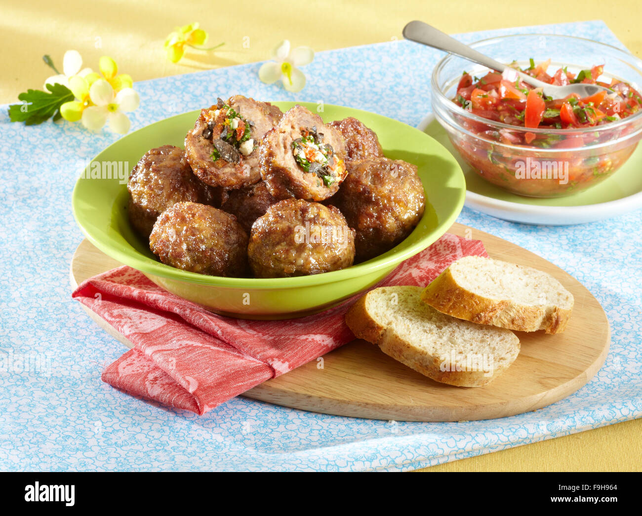 Boulettes De Viande Farcies Avec Salsa De Tomates + étapes Photo Stock ...