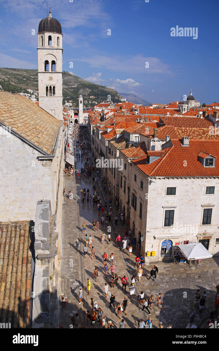 Vue d'une promenade Stradun de Dubrovnik, de la vieille ville de murs fortifiés, au cours des vacances d'été. Banque D'Images