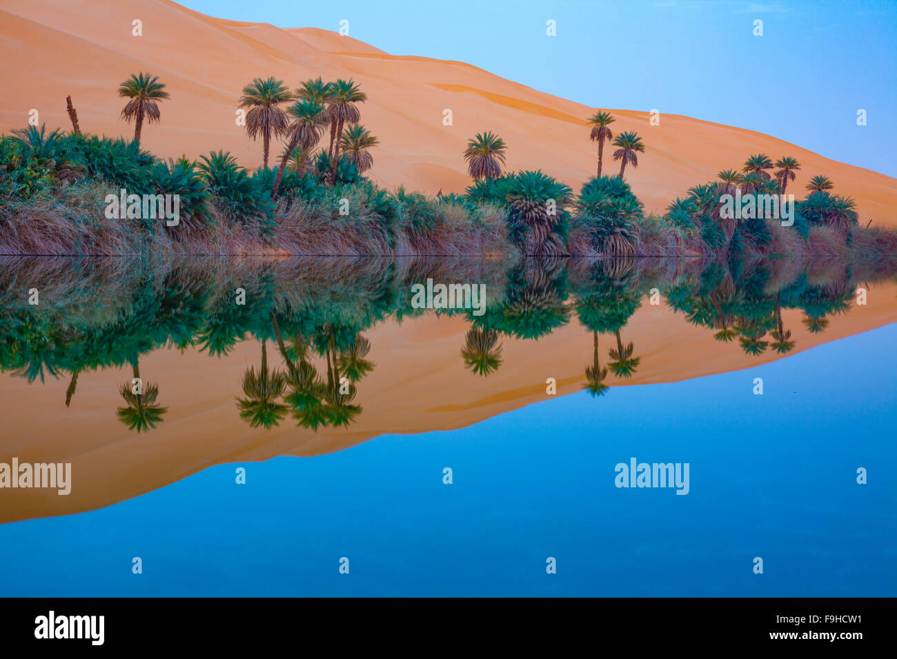 Umm-al-Maa Lake reflections, désert du Sahara, la Libye, les lacs Ubari Mer Sable Ubari sel naturel dans les lacs de l'intérieur du Sahara Occidental Banque D'Images