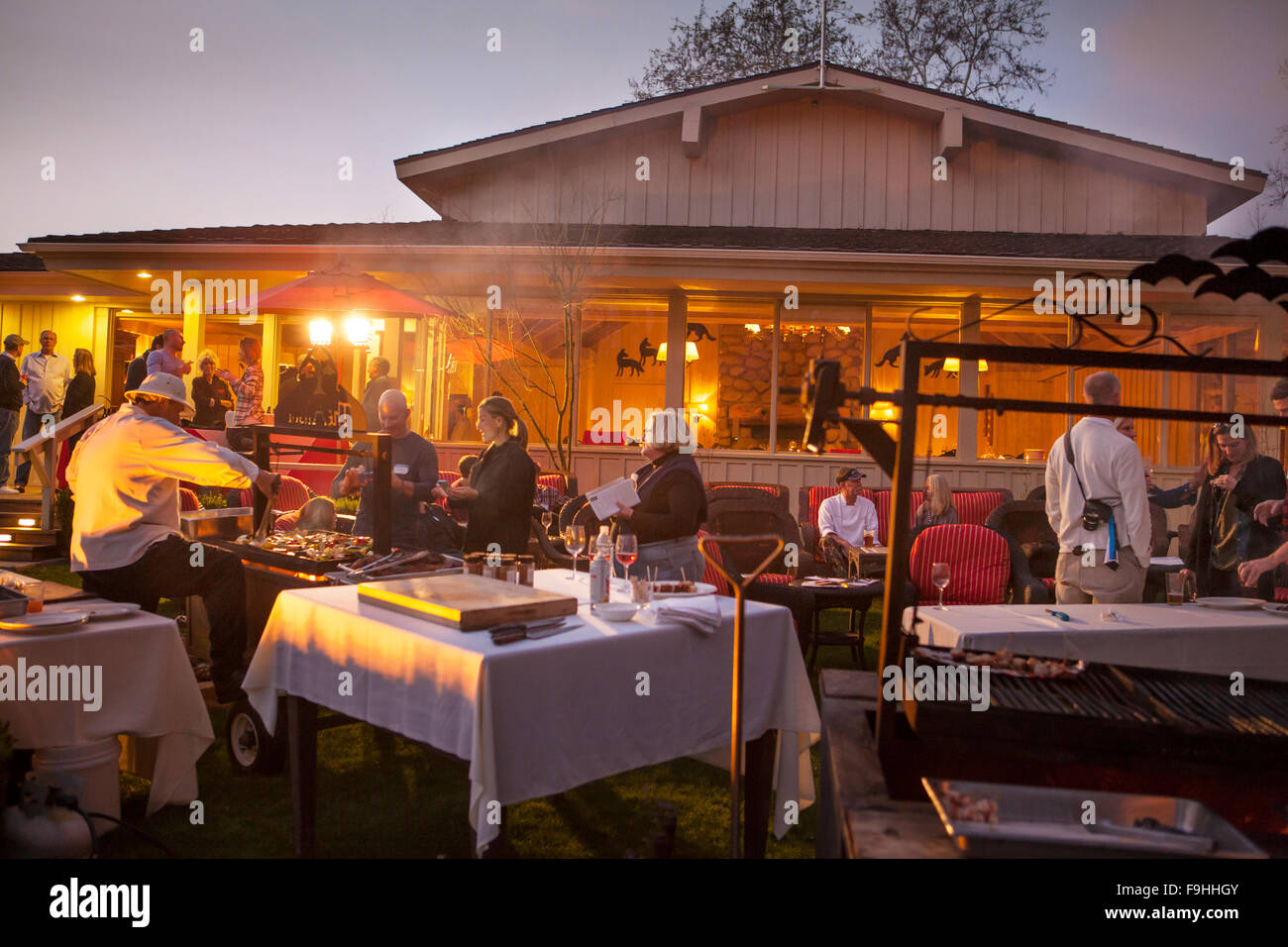 Les visiteurs bénéficient d'un barbecue extérieur, barbecue Bootcamp, The Alisal Guest Ranch, Solvang, Californie Banque D'Images