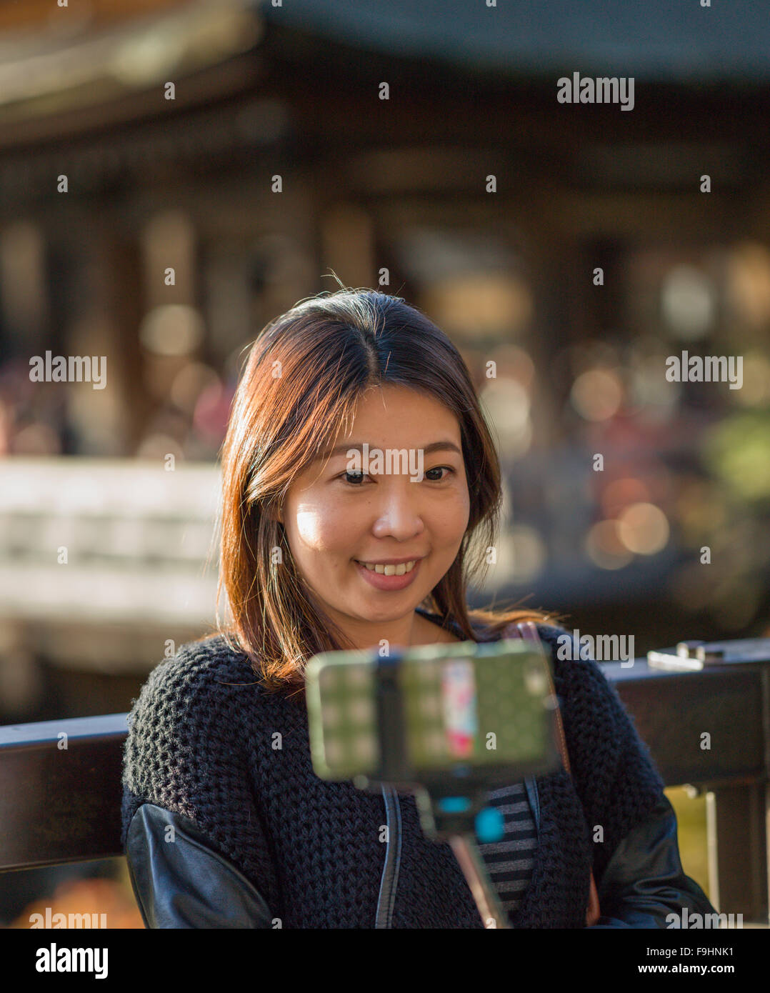En fille, SELFIES le temple Kiyomizu-dera (c 8C AD) JAPON KYOTO Banque D'Images