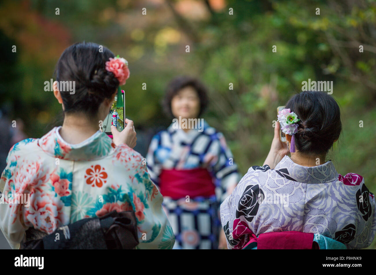 Une famille prenant plusieurs autoportraits à la fois, le temple Kiyomizu-dera (c 8C AD) JAPON KYOTO Banque D'Images