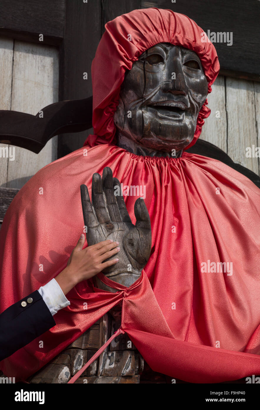 Célèbre BOUDDHA SCULPTÉ EN BOIS ET PILGRIM PART,TEMPLE TODAI (752) JAPON NARA Banque D'Images