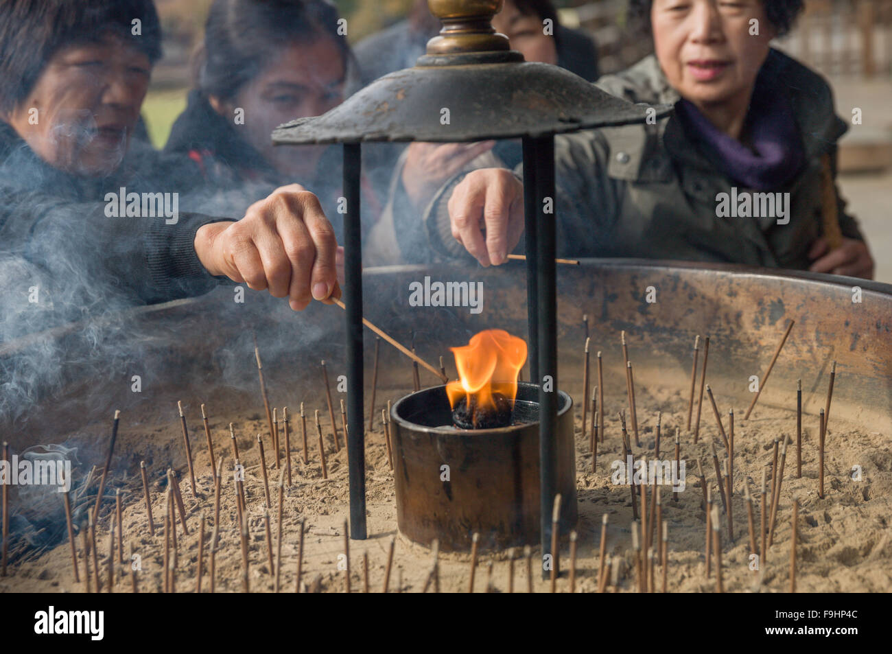 L'ÉCLAIRAGE DES BOUGIES,ENCENS PÈLERINS TEMPLE TODAI (752) JAPON NARA Banque D'Images