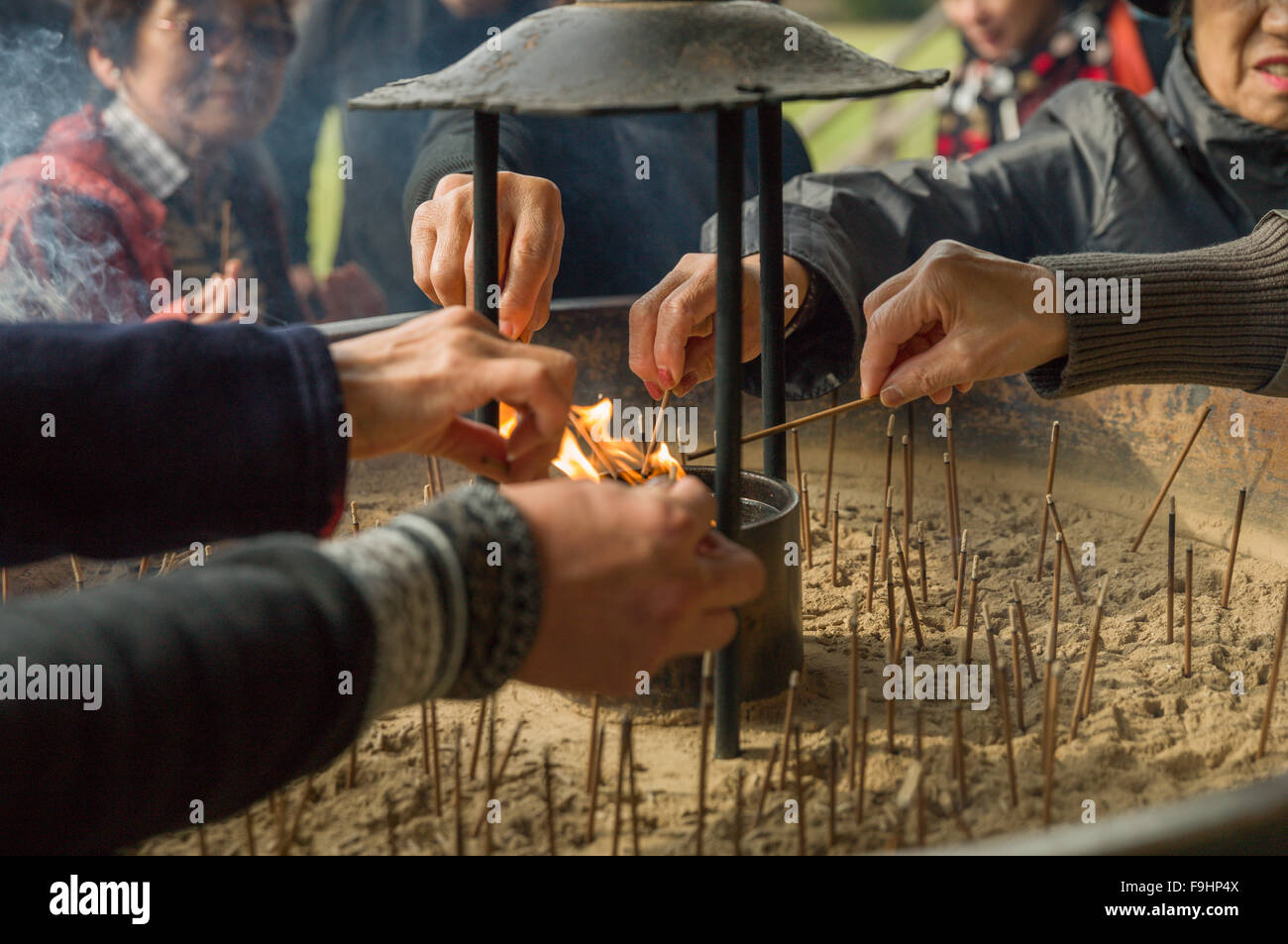 L'ÉCLAIRAGE DES BOUGIES,ENCENS PÈLERINS TEMPLE TODAI (752) JAPON NARA Banque D'Images