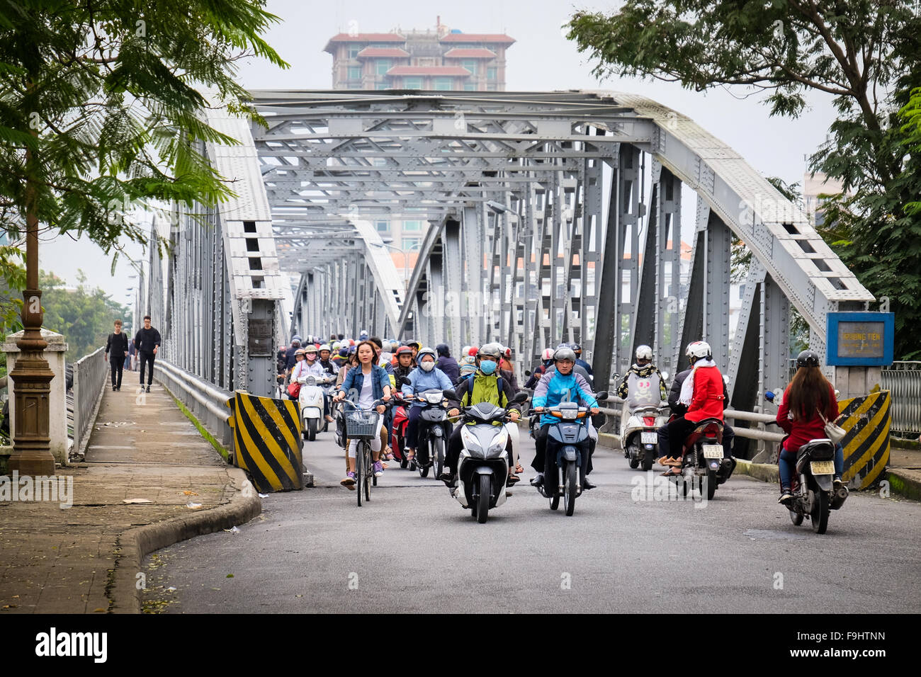 Achat voitures passant sur Truong Tien Pont à Hue, Vietnam. Banque D'Images