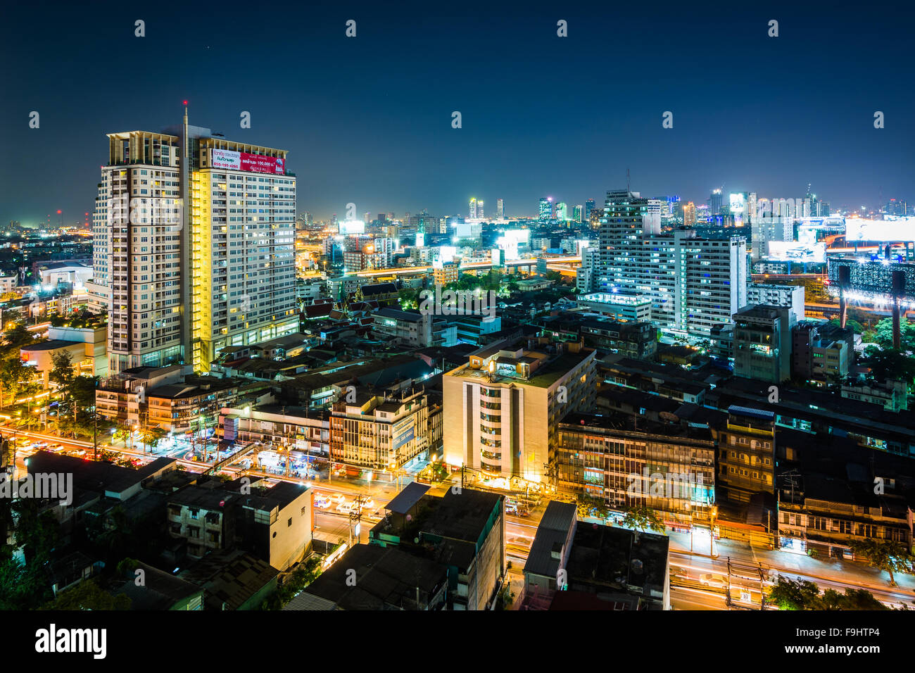 Vue sur le quartier Ratchathewi la nuit, à Bangkok, Thaïlande. Banque D'Images
