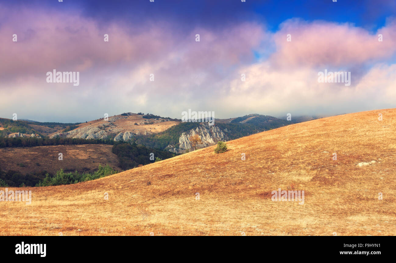 Montagnes paysage d'automne au coucher du soleil. Les nuages bas. Nature fond Banque D'Images