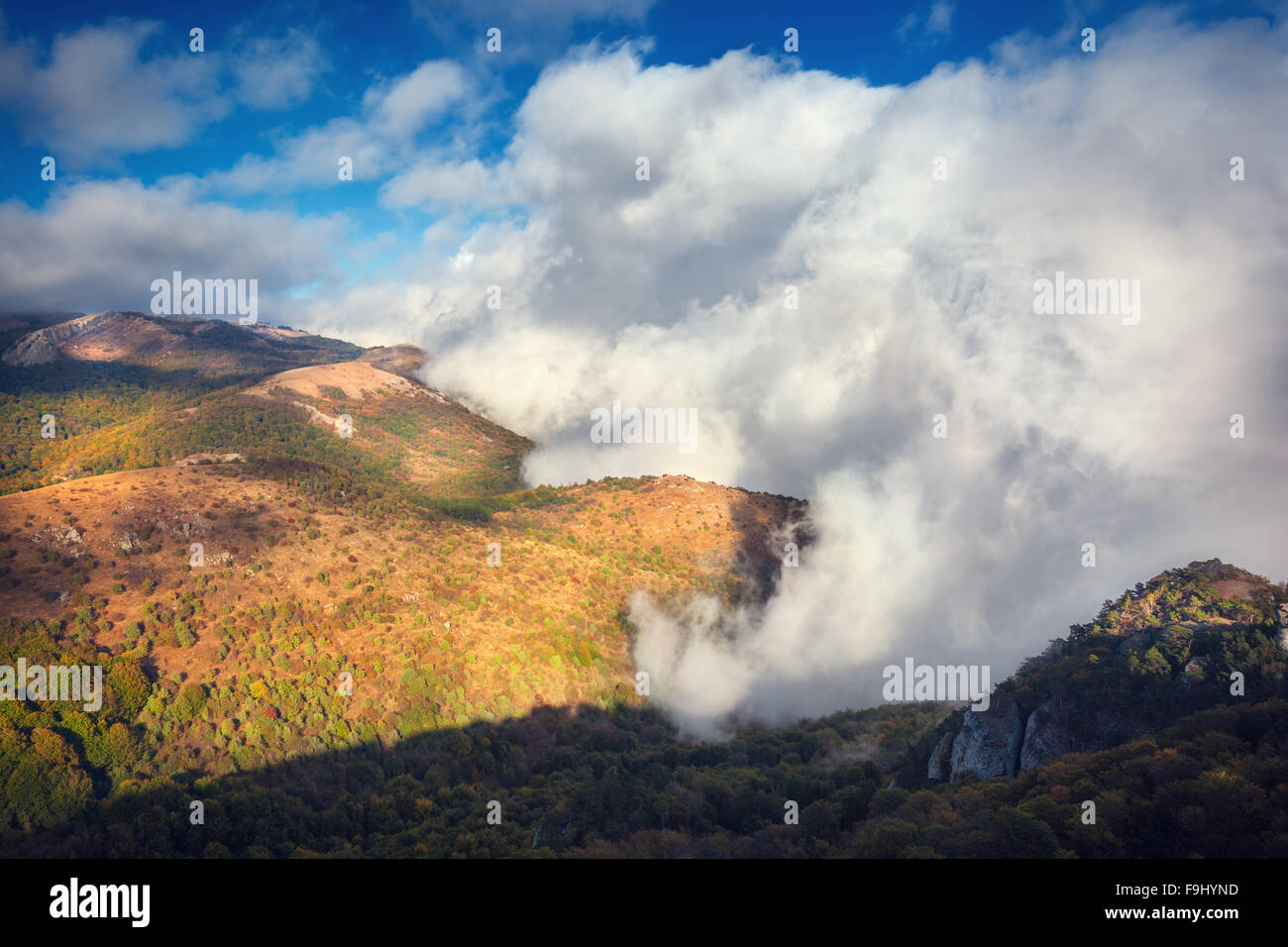 Montagnes paysage d'automne au coucher du soleil. Les nuages bas. Nature fond Banque D'Images