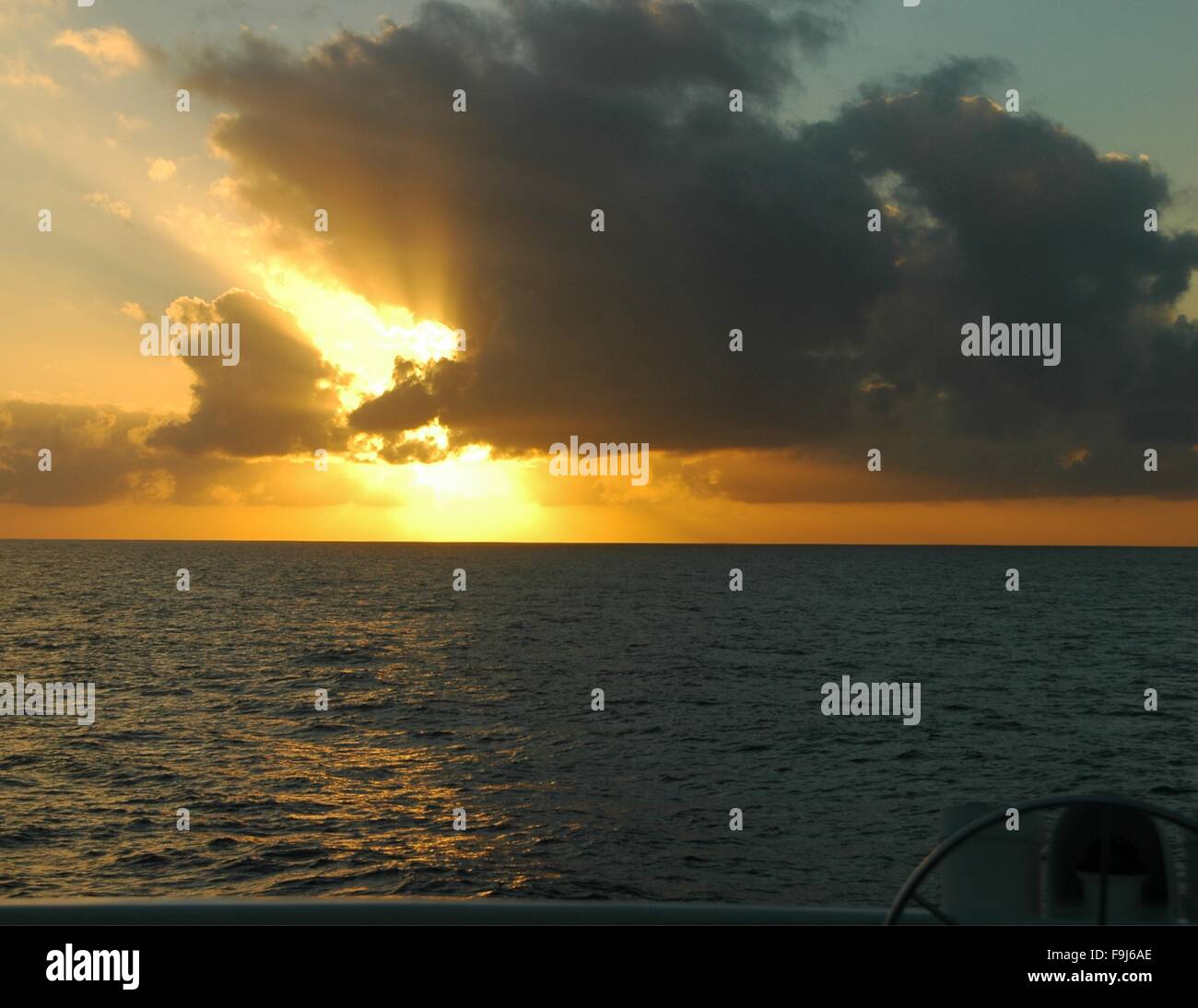 Un beau coucher de soleil tout en naviguant à l'île de Santa Cruz, Galapagos, Equateur. Banque D'Images