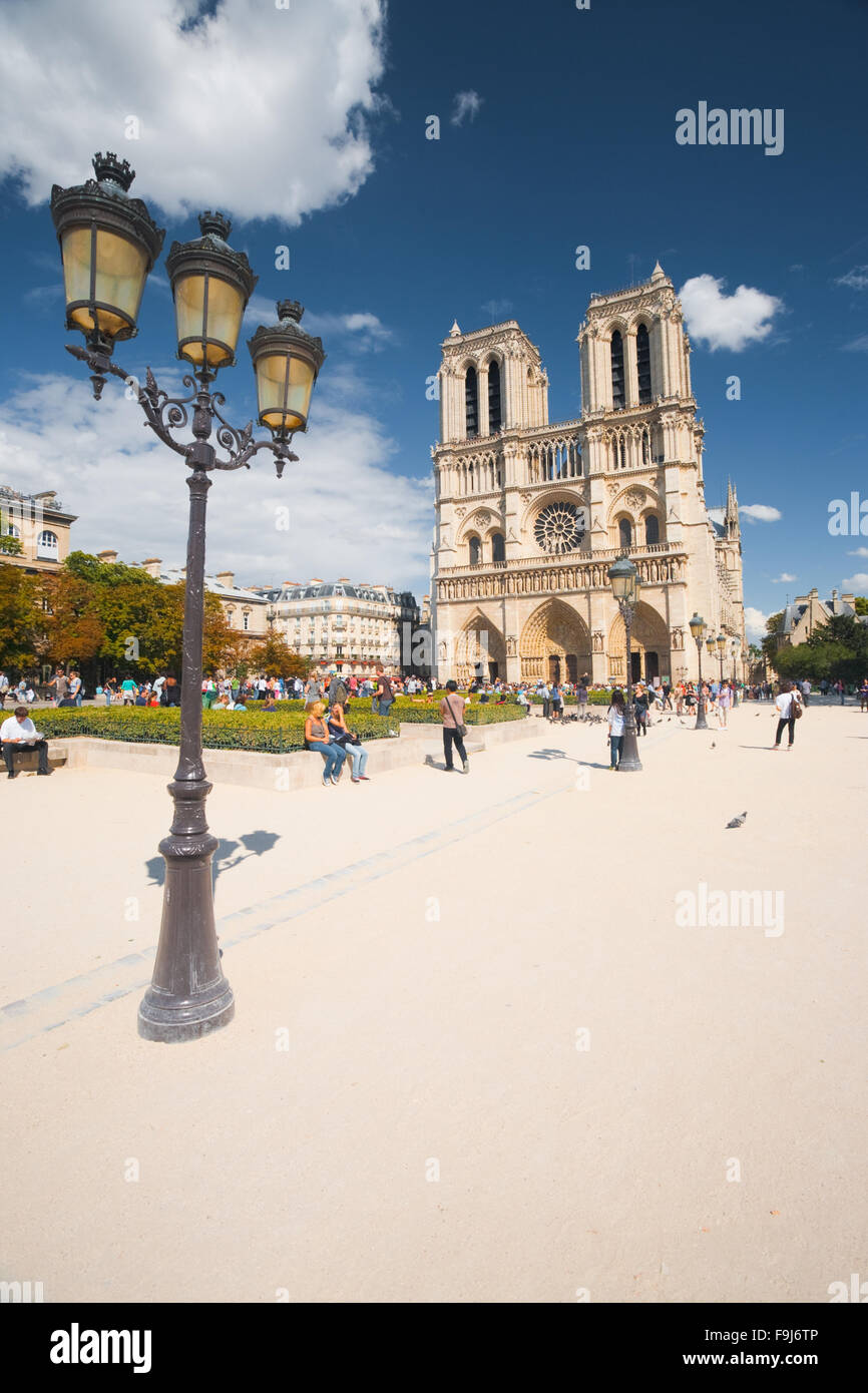 La célèbre cathédrale Notre-Dame est encombré par les touristes sur un après-midi d'été ensoleillé, clair Banque D'Images