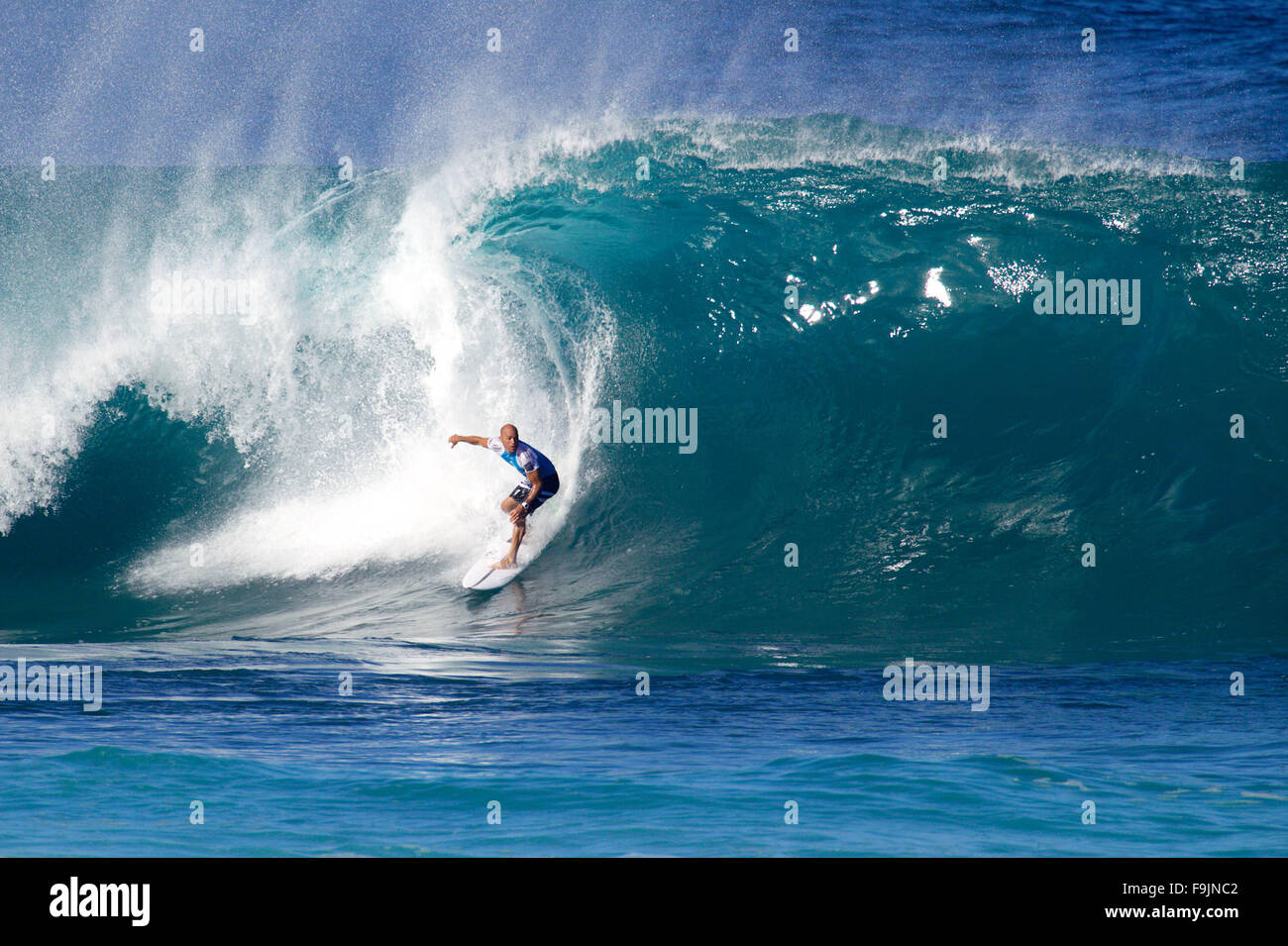 Haleiwa, Hawaii, USA. 16 Décembre, 2015. Manœuvres Kelly Slater sur la vague au cours de l'action au Billabong Pipe Masters 2015 en mémoire d'Andy Irons à Ehukai Beach Park à Haleiwa, HI Crédit : Cal Sport Media/Alamy Live News Banque D'Images