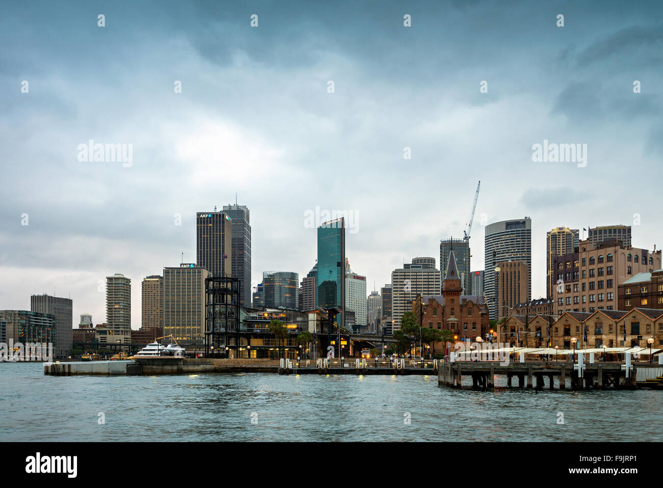 Sydney, Australie - Novembre 7, 2015 : Campbells Cove vers Campbells Wharf et l'ex-entrepôts à la roche. Banque D'Images