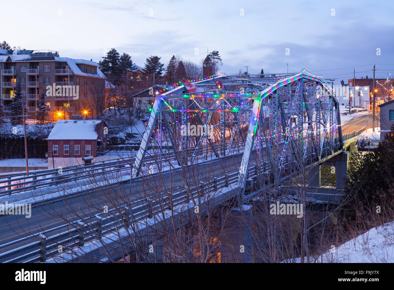 Le Silver Bridge et une neige fraîche le long d'Ecclestone dur. Bracebridge, Muskoka, Ontario, Canada. Banque D'Images