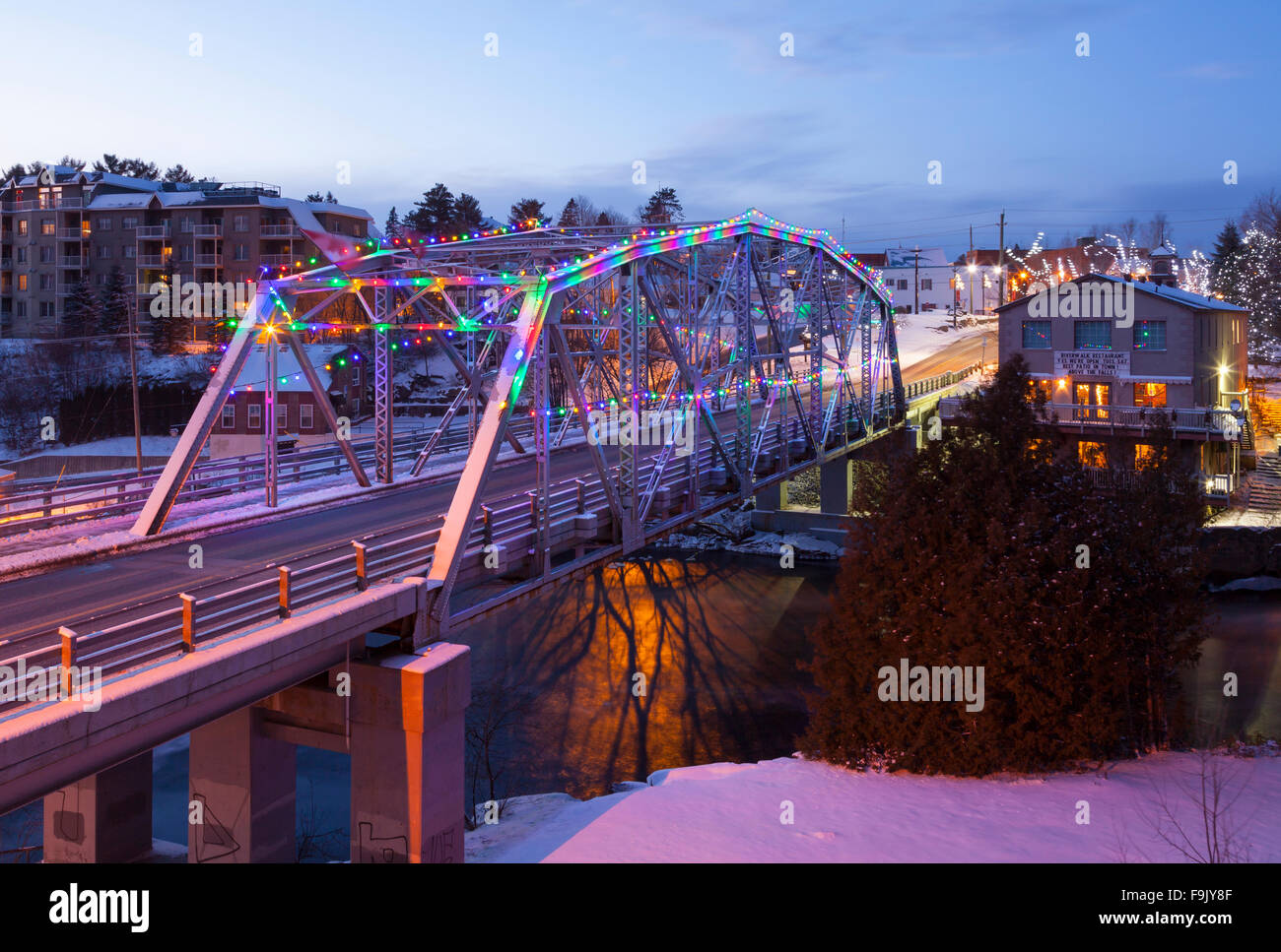 Le Silver Bridge et une neige fraîche le long d'Ecclestone dur. Bracebridge, Muskoka, Ontario, Canada. Banque D'Images