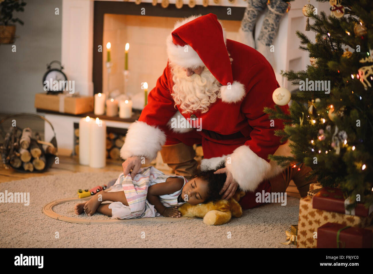 Le père Noël s'cute african american enfant à la maison Banque D'Images