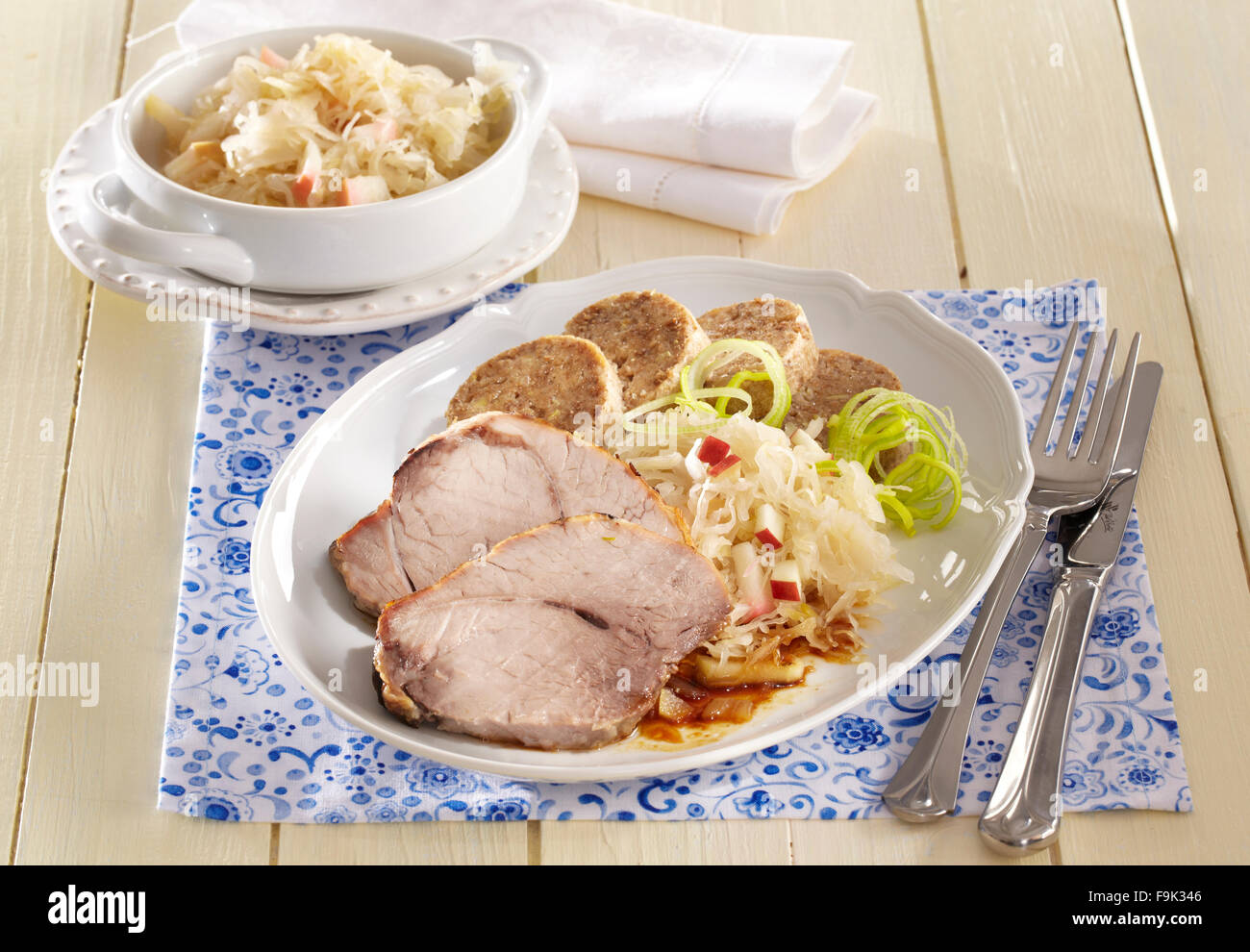 Rôti de porc, choucroute, compotée de pommes et de la farine complète