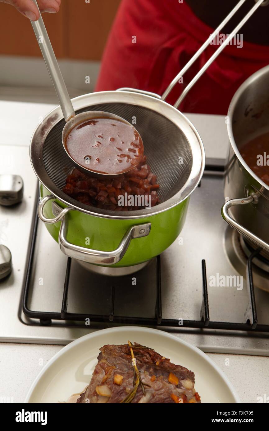 Boeuf braisé au vin rouge + étapes Photo Stock Alamy
