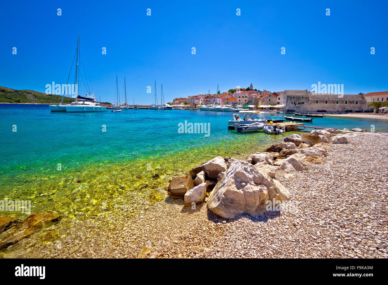 Plage de ville Adriatique Dalmatie Primosten, Croatie, Banque D'Images