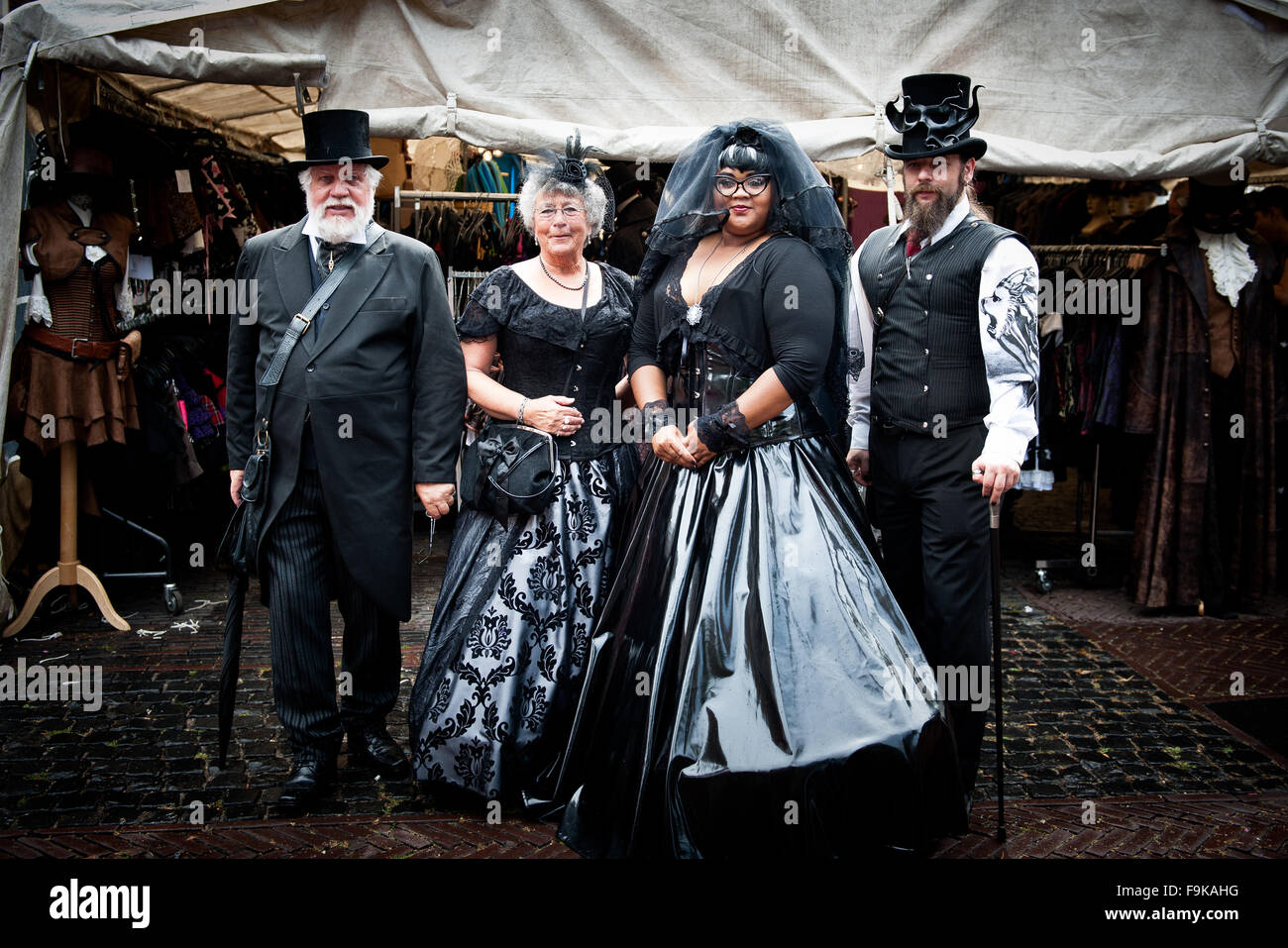 Des gens portant des vêtements Steampunk Banque D'Images