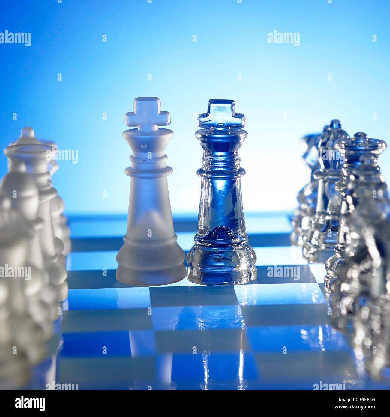 Pièces des échecs roi debout au milieu Banque D'Images