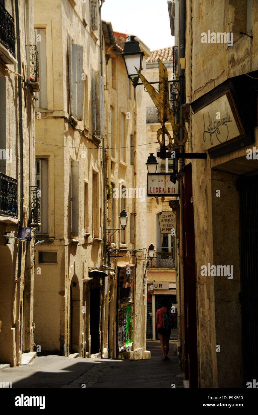 Vieille rue étroite, de la vieille ville historique de Montpellier, France, Europe Banque D'Images