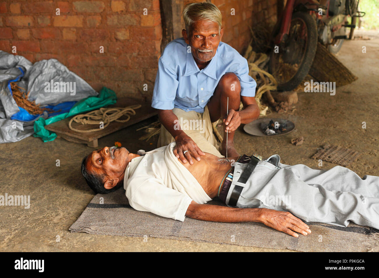 Médecin Tribal. Tribu warli. Jawahar, du Maharashtra en Inde. Banque D'Images