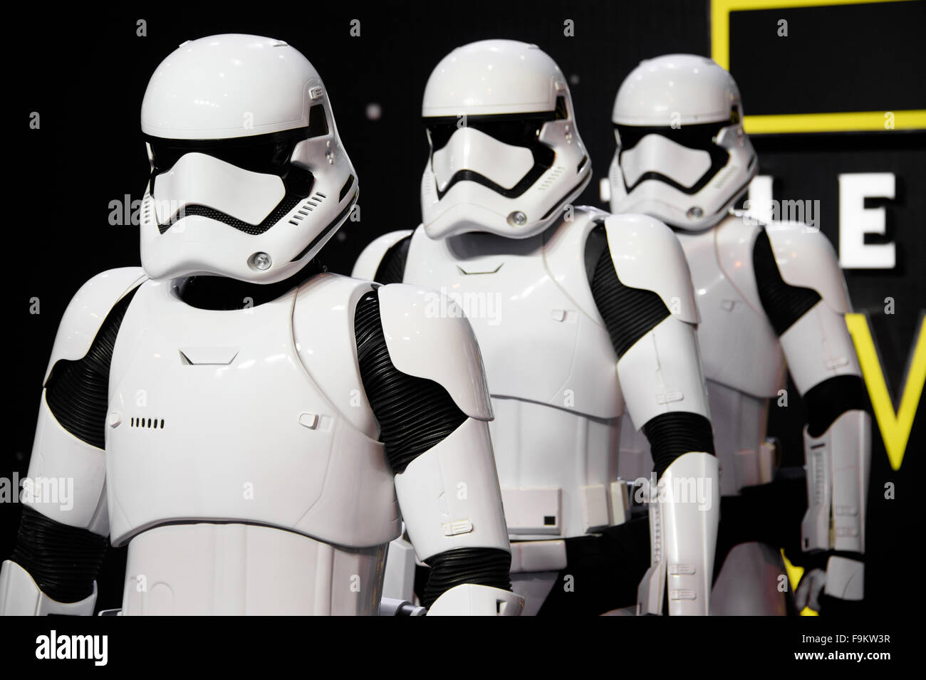 Stormtroopers et Darth Vader à la 'Star Wars : The Force éveille ' première mondiale à Londres Banque D'Images