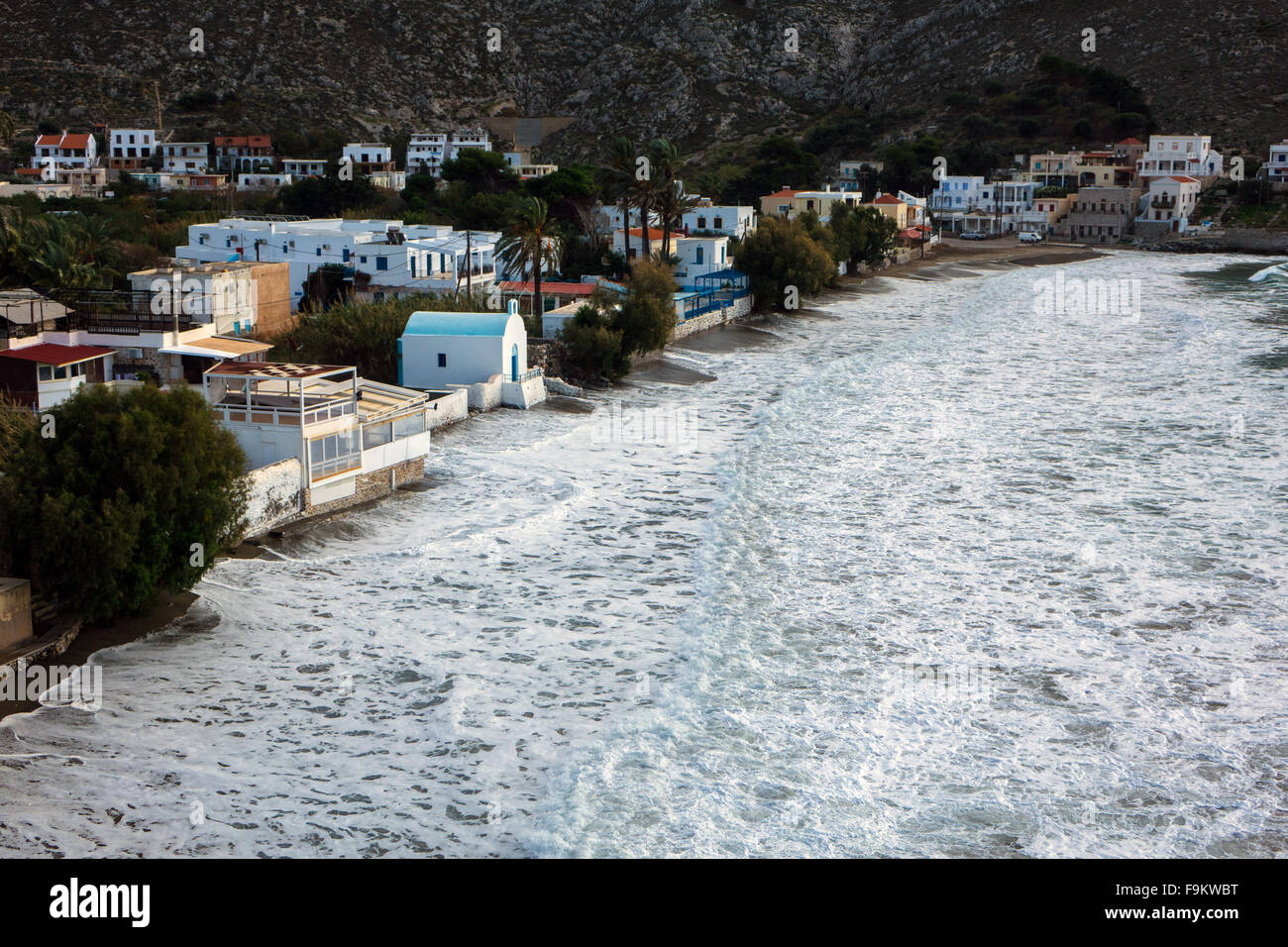 Vagues se brisant sur White beach, Kalymnos, Grèce Banque D'Images