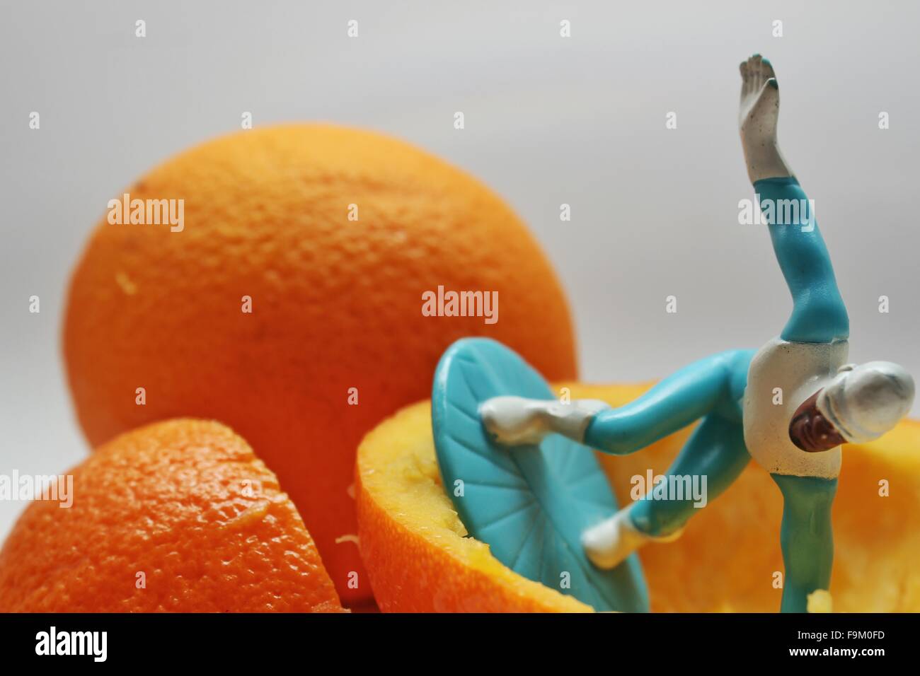 Un jouet montre quelques caractères se déplace dans un emballage orange Banque D'Images
