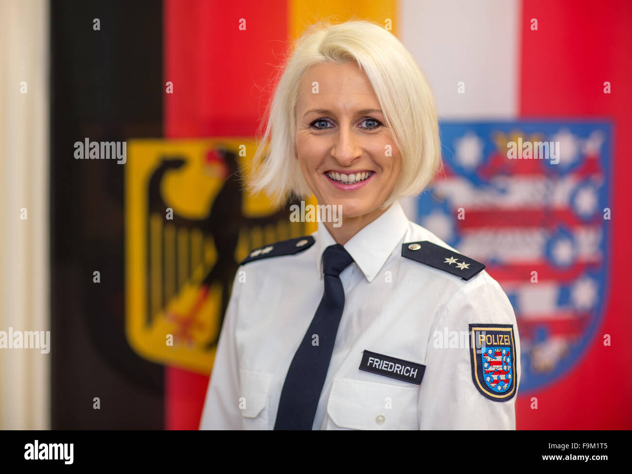 Meiningen, Allemagne. 25Th Dec 2015. Ariane Friedrich est athlète de haut niveau dans son uniforme dans le centre de formation de la police en Thuringe, Allemagne, 17 décembre 2015. Le sauteur en hauteur voulait être transféré de la police de l'état de Hesse à la section pour la promotion des sports de la Police de Thuringe. Elle est été assermenté aujourd'hui. Photo : Michael Reichel/ZB/dpa/Alamy Live News Banque D'Images
