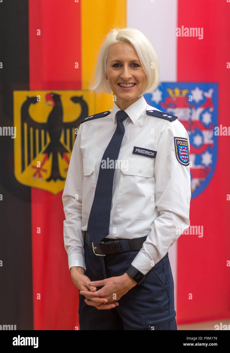 Meiningen, Allemagne. 25Th Dec 2015. Ariane Friedrich est athlète de haut niveau dans son uniforme dans le centre de formation de la police en Thuringe, Allemagne, 17 décembre 2015. Le sauteur en hauteur voulait être transféré de la police de l'état de Hesse à la section pour la promotion des sports de la Police de Thuringe. Photo : Michael Reichel/ZB/dpa/Alamy Live News Banque D'Images