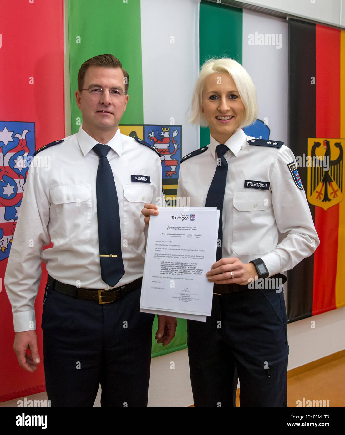 Meiningen, Allemagne. 25Th Dec 2015. Top athlète Ariane Friedrich est assermenté par Andreas Roehner, le directeur de la Police de Thuringe, centre de formation à Meiningen, Allemagne, 17 décembre 2015. Le sauteur en hauteur voulait être transféré de la police de l'état de Hesse à la section pour la promotion des sports de la Police de Thuringe. Photo : Michael Reichel/ZB/dpa/Alamy Live News Banque D'Images